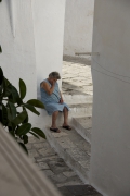 Anziana su muretto ad Ostuni